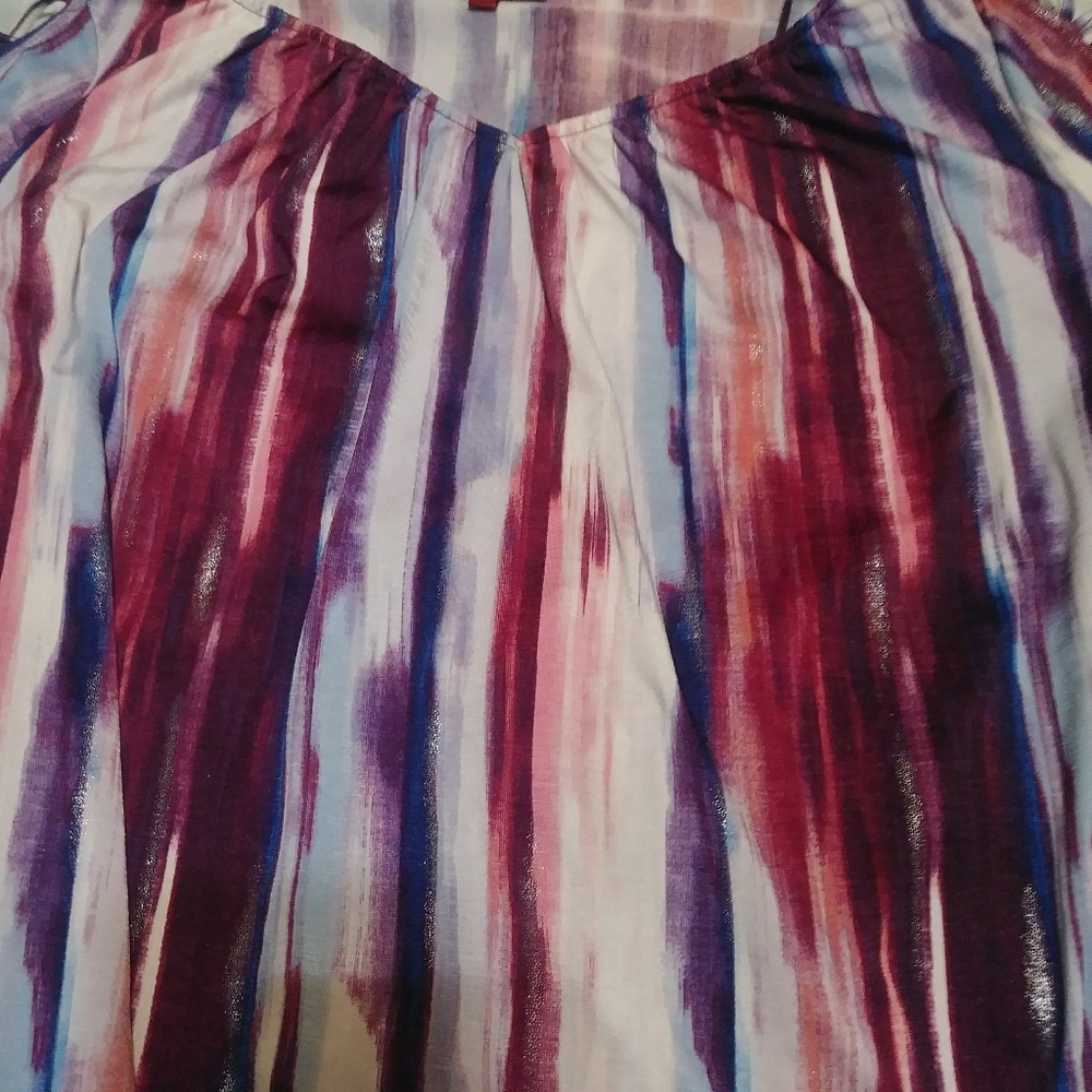 Vibrantly colored blouse by Jennifer Lopez - Picture 4 of 10